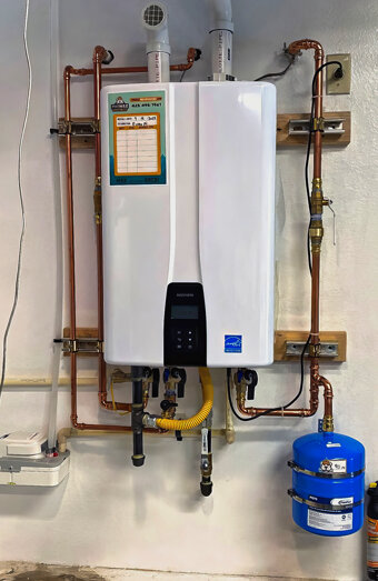 https://hamiltonhillhotwater.com.au/uploads/2025/06/hot-water-33549.jpg